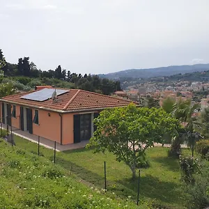 Casa vacanze Lazzarini Rosella In Con Piscina A 2km Dal Mare, Imperia
